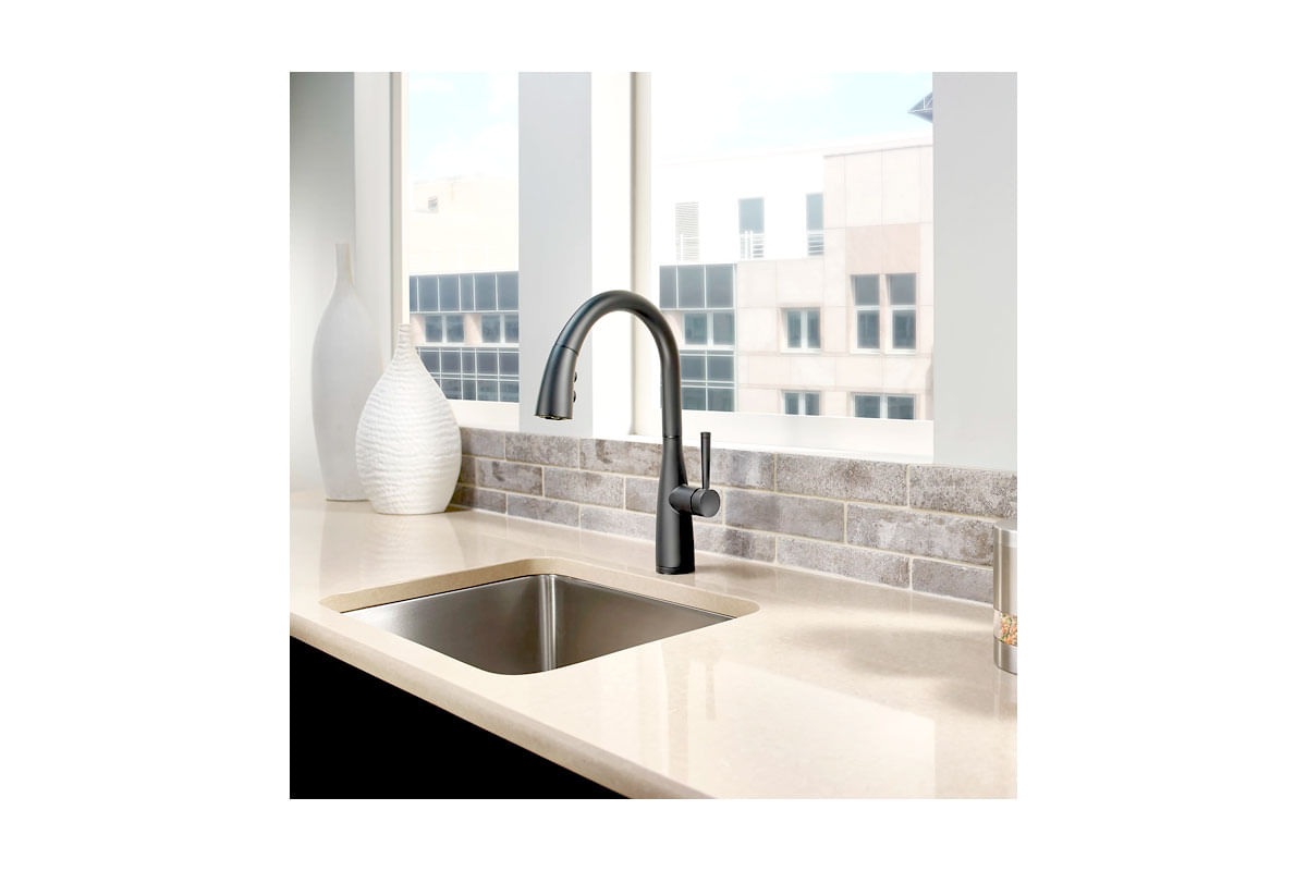 LLAVE PARA PANTRY ALTA CON ROCIADOR Y DISPENSADOR RAYA MATTE BLACK - PFISTER