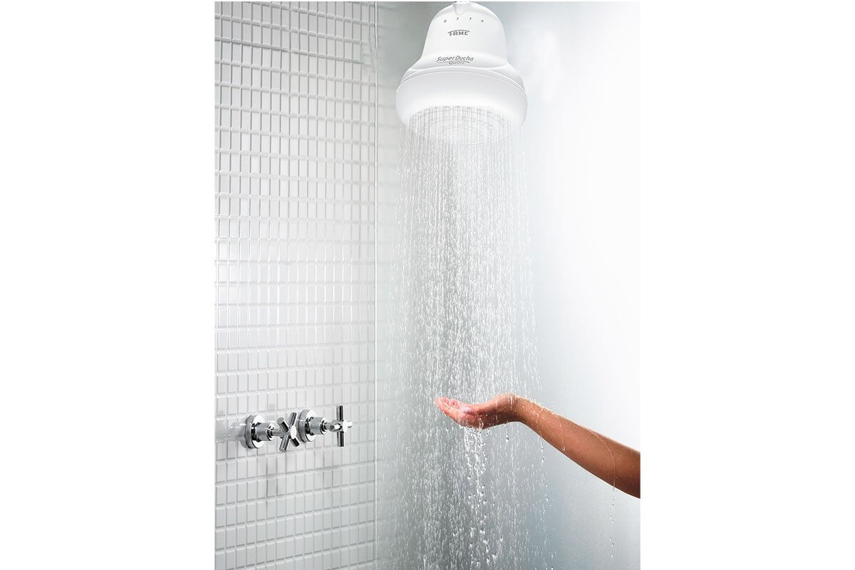 SUPER DUCHA 4 TEMP. C/MANGUERA Y BRAZO 120V 5400W BLANCA FAME